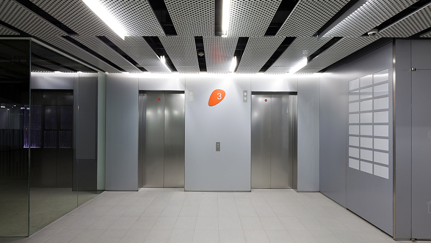 The use of advanced fiber laser cutting machines has improved the quality of domestic elevator manufacturing. Elevator manufacturers are also aware of the need to improve equipment automation and intelligence to respond flexibly to various production task