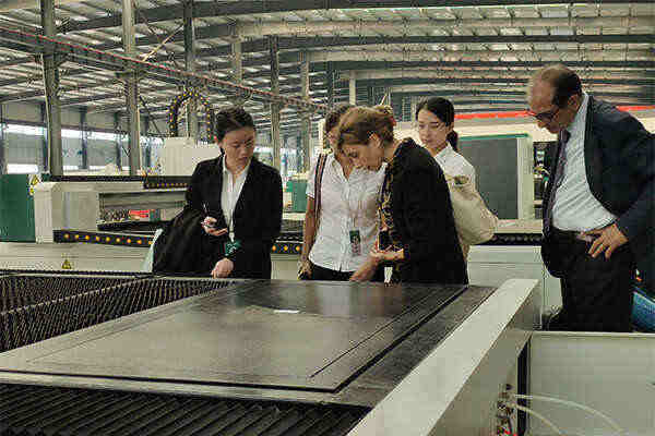 Клиенты пошагово изучают конфигурацию оборудования