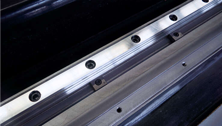 Конструкция направляющей с V-образным пазом и прижимным блоком